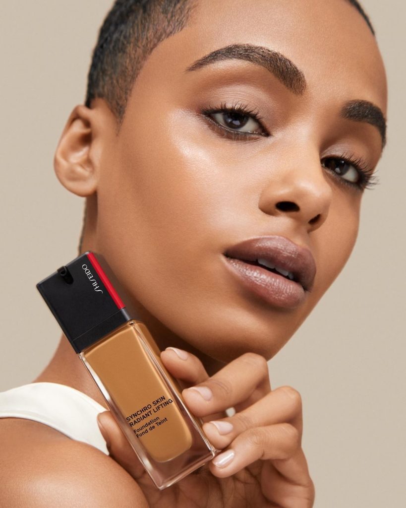 Create a candlelit finish with SYNCHRO SKIN RADIANT LIFTING Foundation. Our SHIS...