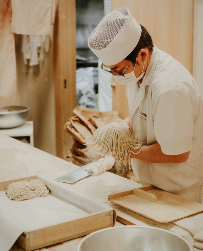 Japan Travel: Have you ever seen noodles being made from scratch? It’s really quite incredible… Have you ever seen noodles being made from scratch? It's really quite incredible...