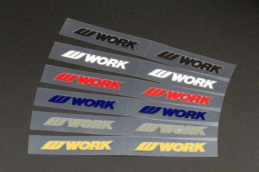 こんにちは！　ワークからグッズ紹介 第2弾！
簡単カスタムの第一歩！『WORK超ミニステッカー』のご紹介です！
なぜ　超ミニ？　なんと横幅45mmサイズ！しかも...
