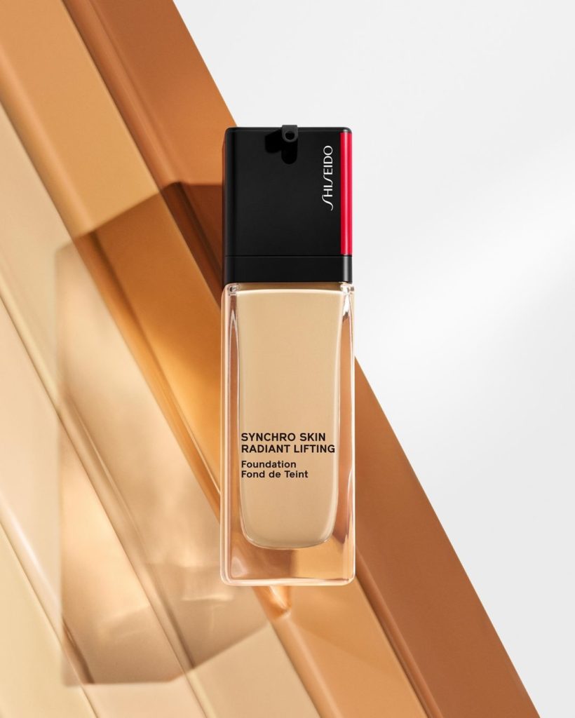 Lift with light. SYNCHRO SKIN RADIANT LIFTING Foundation uses mirror-like microc...