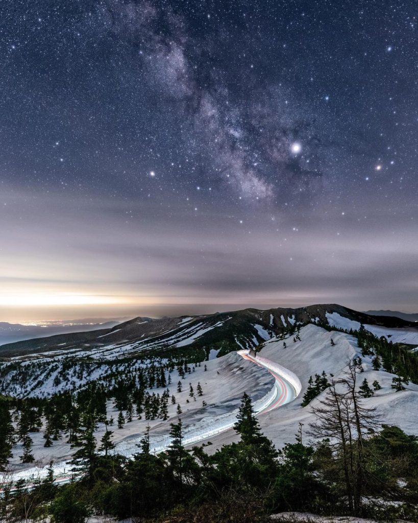 Visit Japan: At the end of April, a corridor of snow forms when snow is plowed from Shiga-Kus… At the end of April, a corridor of snow forms when snow is plowed from Shiga-Kus...