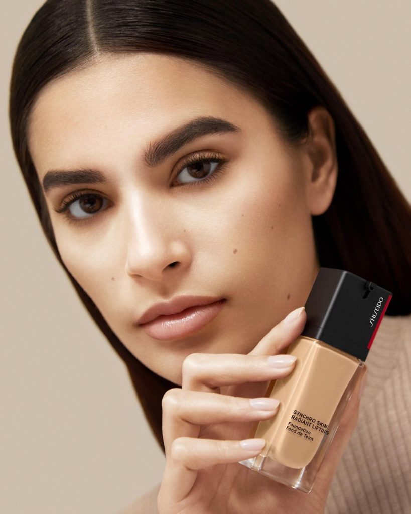 Transform from dull to dewy with SYNCHRO SKIN RADIANT LIFTING Foundation. Our SH...