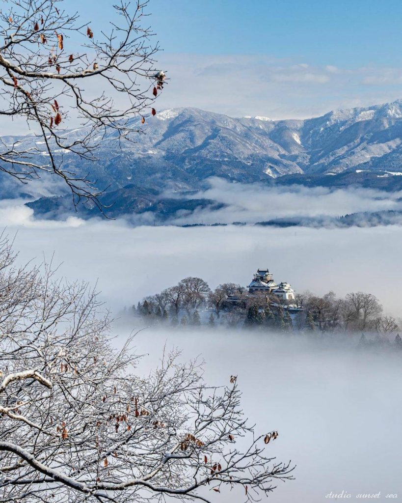 Castles just feel that extra bit more mysterious when they're surrounded by clou...