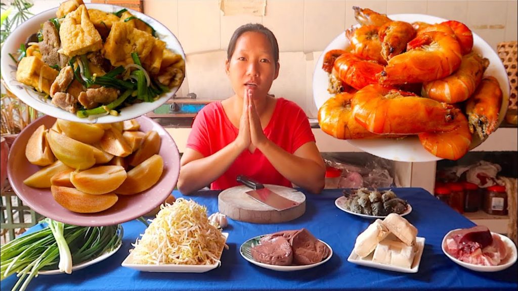 Fried Beansprouts with Toful, Chive, Chicken Blood and Stew Prawns
