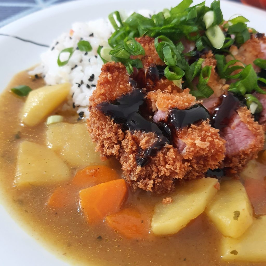 I tried to make tonkatsu and karê rice today. Don't if it was right, but sure was delicious! 😊