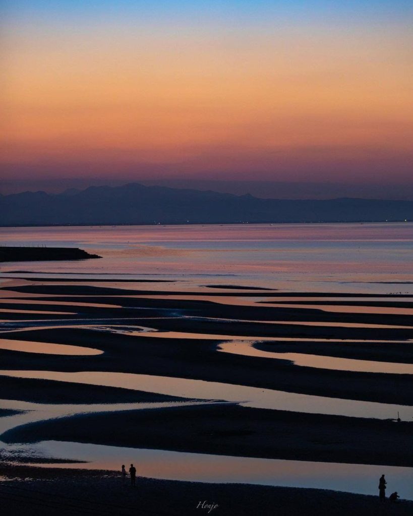 What beautiful layers! The sunset on the Matama Coast in Oita Prefecture feature...