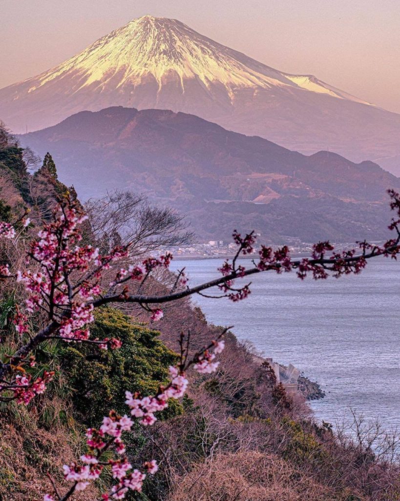 The coastline at Satta Pass is a popular viewing point of Mt. Fuji and we can de...