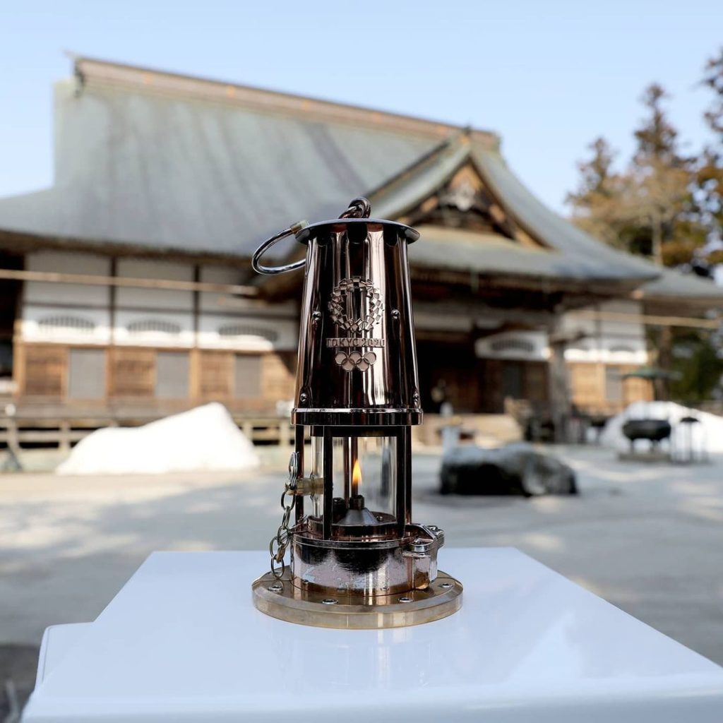 #聖火 が #中尊寺 を訪問。
復興五輪の象徴である聖火は、全ての被災者の方に寄り添い、希望の光を照らします。

The Olympic flame has a...