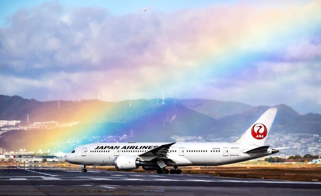 .
One of our Boeing 787s underneath a lovely rainbow.
#ChargeUpMarch  うっとりするほど美し...