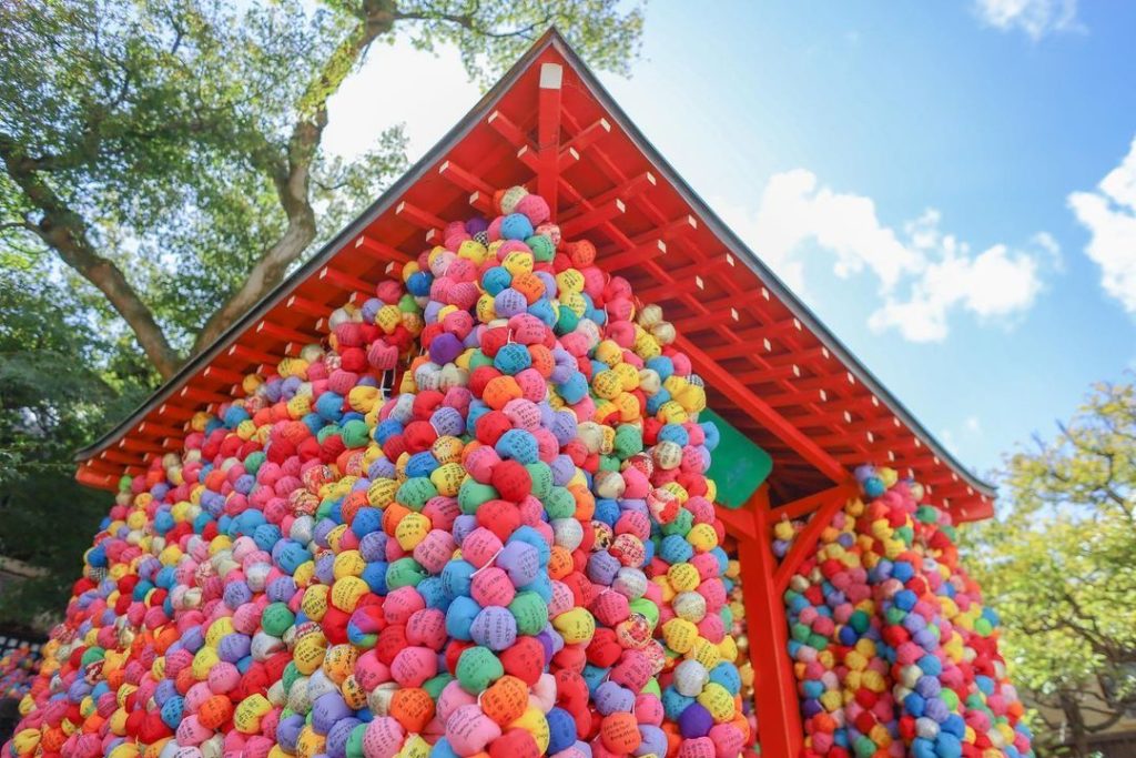 .
Write your wish on a brightly colored kukurizaru at Yasaka Koshin-do.
#ChargeU...