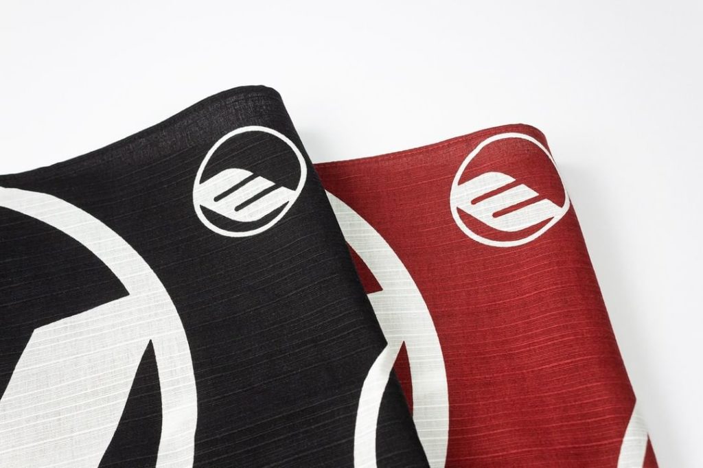 Work Wheels Japan: こんにちは! ワークからグッズ紹介 第5弾です!
今回もこれぞ日本!ってものをご紹介しますよ!それは・・・ワークのオリジナル本染風呂敷です!!
創業400年以上… こんにちは! ワークからグッズ紹介 第5弾です!
今回もこれぞ日本!ってものをご紹介しますよ!それは・・・ワークのオリジナル本染風呂敷です!!
創業400年以上...