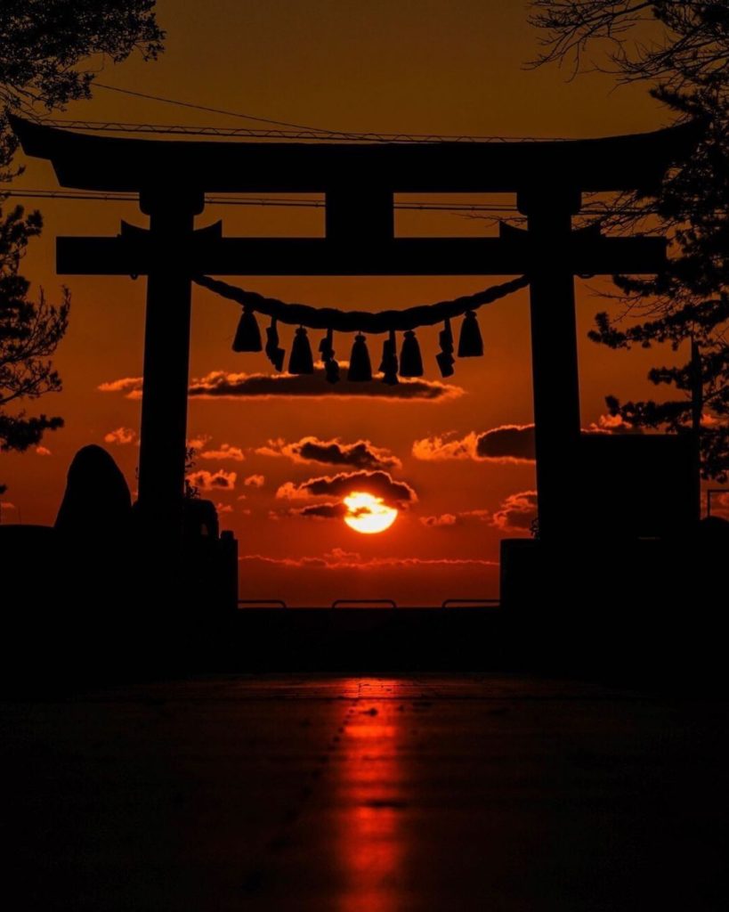 Visit Japan: We love the shadow of Kochi Prefecture’s Kure Hachimangu Shrine as the sun fits … We love the shadow of Kochi Prefecture's Kure Hachimangu Shrine as the sun fits ...
