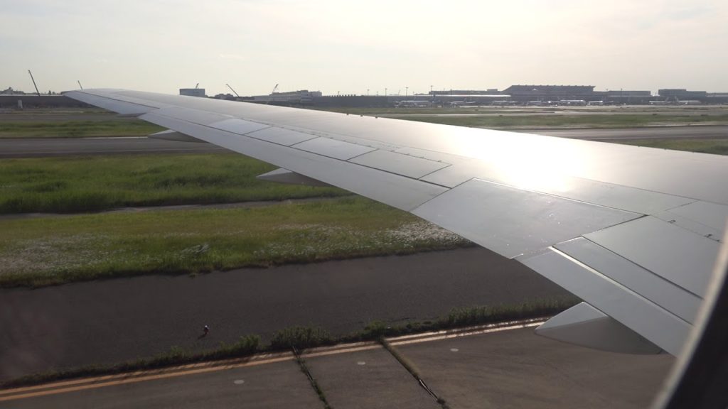 JAL from Hakodate is taxing Tokyo International Airport.