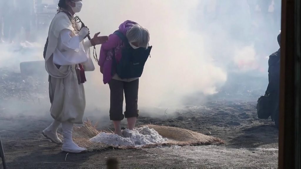 Japan worshippers brave smoldering coals to pray Japan worshippers brave smoldering coals to pray