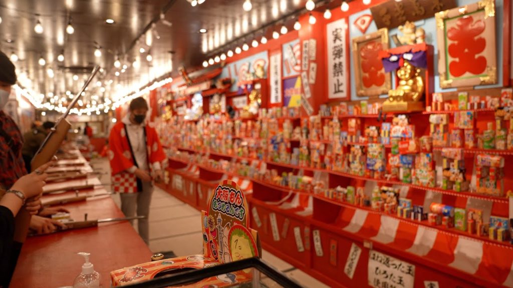 Shooting games, street food, Japanese street food, in Osaka.