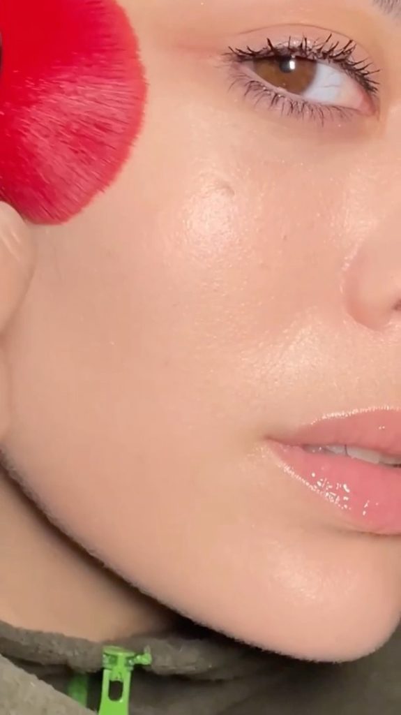 @frenchtouchofmakeup shows off the texture and hydrating benefits of the new SYN...