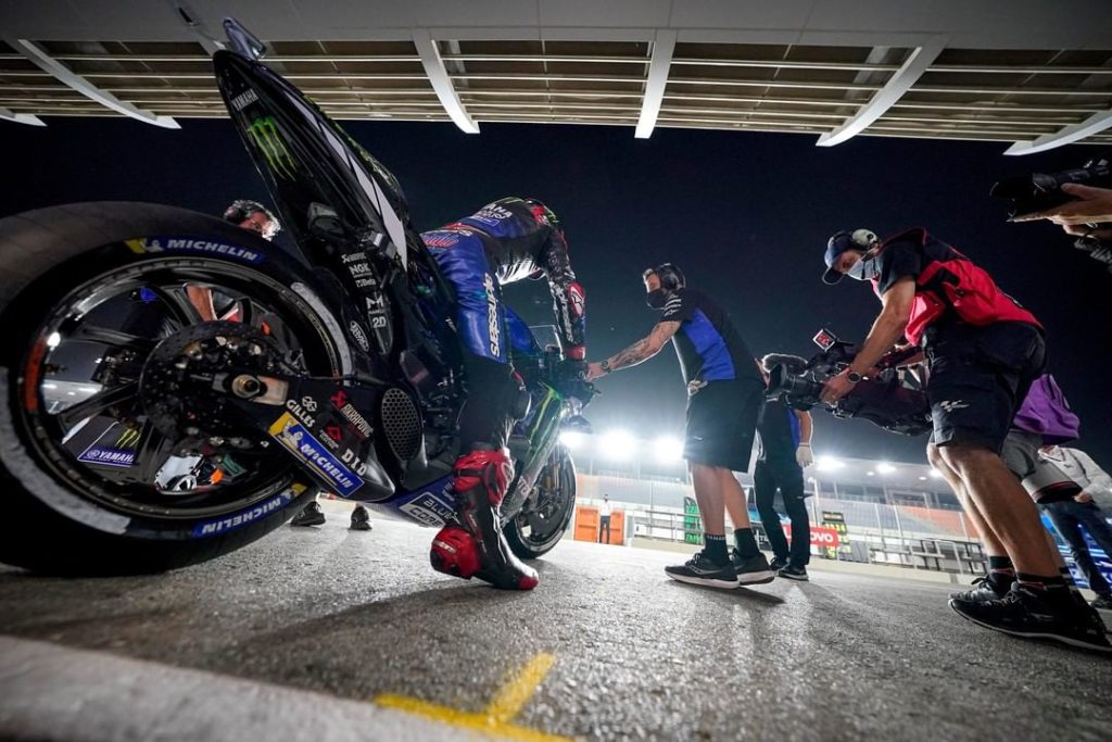 Floodlights and clear visors  

#MonsterYamaha | #MotoGP | #QatarGP...