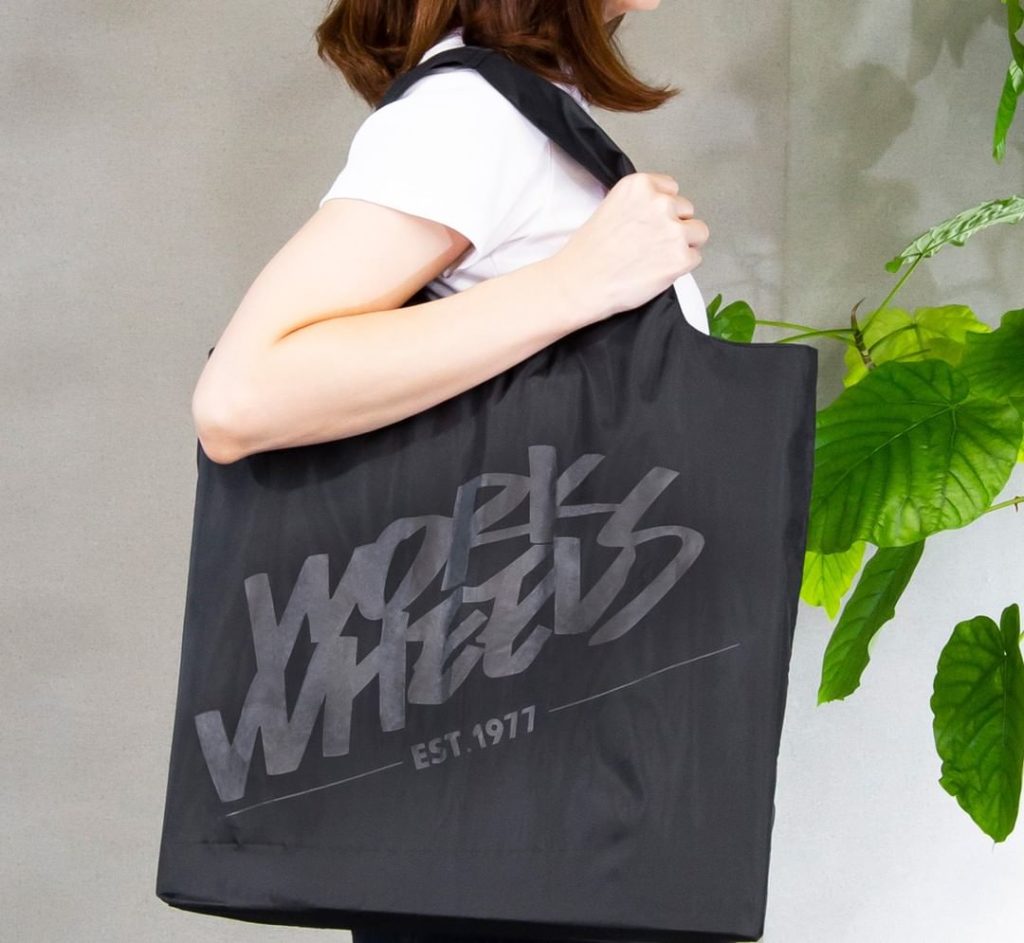 コンパクトに折りたためるエコバッグが登場です！
2Lのペットボトルが6本入る大容量サイズで肩掛けもできる。
さりげなくプリントされたロゴも普段使いしやすく、お買...