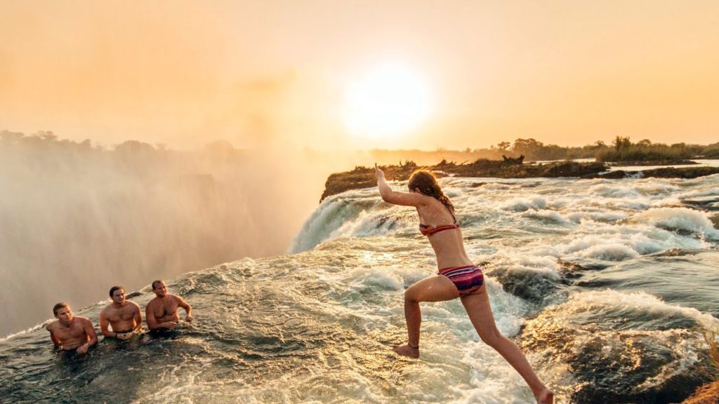 世界最危險的魔鬼游泳池，110米高沒有護欄，遊客爭著往下跳，贊比亞津巴布韋維多利亞瀑布，Devil's Pool Victoria Falls Zambia & Zimbabwe