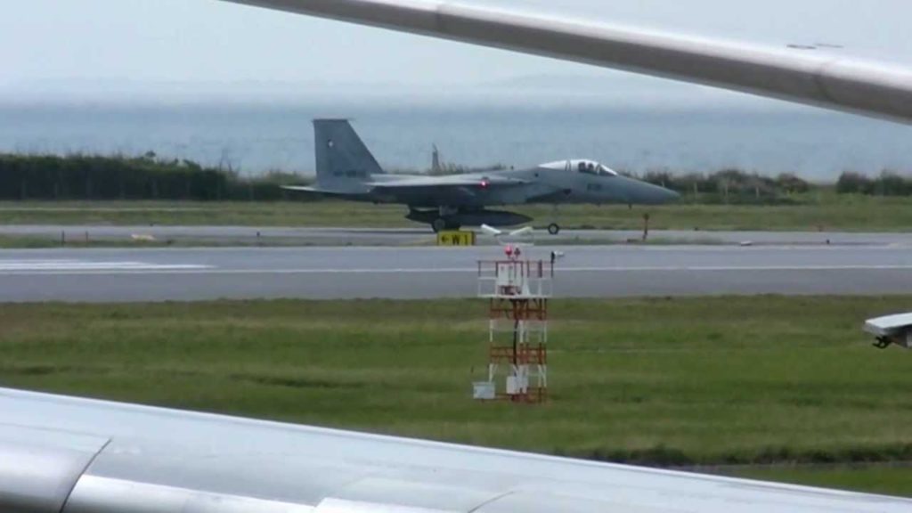 aeroporto de Naha Okinawa ,caça decolando