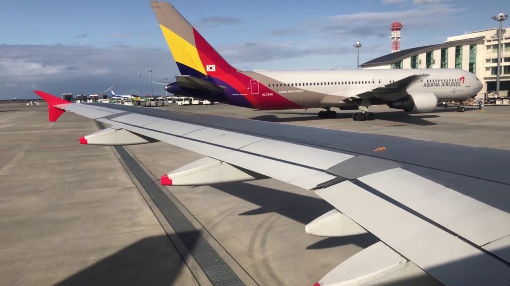 Cathay Dragon A320-200 LANDING and TAXI at Naha Okinawa Airport Cathay Dragon A320-200 LANDING and TAXI at Naha Okinawa Airport