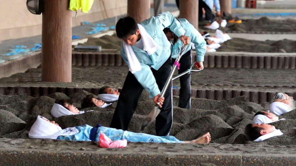 世界上唯一的天然沙浴，沙子溫度達到50度，秒殺泡溫泉，日本大埋活人，suna mushi，Japan，The only natural sand bath in the world