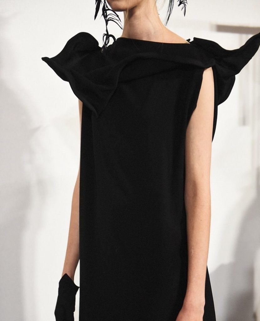 Yohji Yamamoto Spring/Summer 2021 Show Backstage⁠⁠
Documented by @elise_toide⁠⁠
...