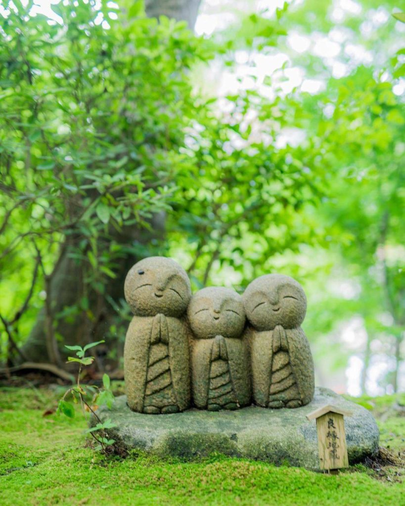 Japan Travel: You’ll find this smiling trio at Hasedera Temple in Kamakura, which is also famo… You'll find this smiling trio at Hasedera Temple in Kamakura, which is also famo...