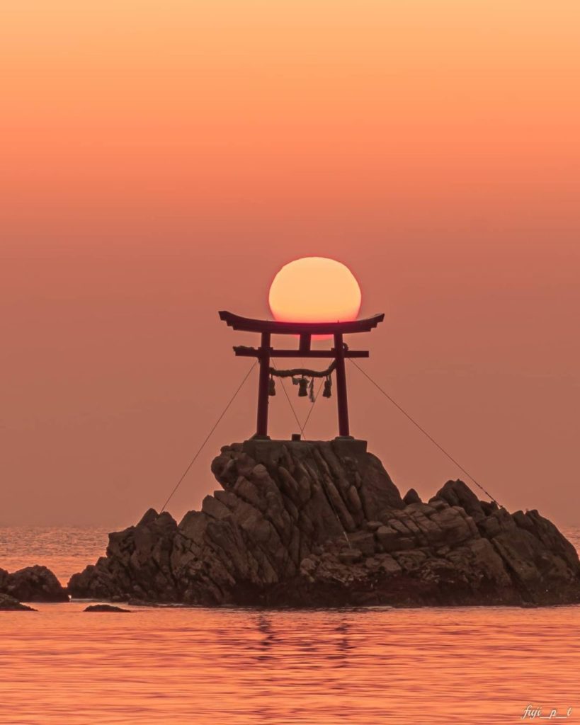 Visit Japan: The sun served up, right to you
Settled in Beppu Bay, Nadagu Shrine in Oita Pref… The sun served up, right to you
Settled in Beppu Bay, Nadagu Shrine in Oita Pref...