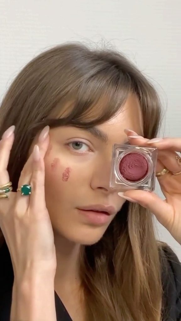 File under: chic and effortless. @maralafontan shows us how with: 

SYNCHRO SKIN...