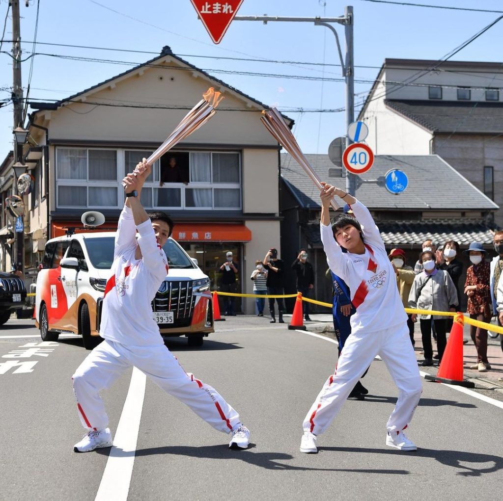 Torch Kiss Poses of the Day  #HopeLightsOurWay
#OlympicTorchRelay...