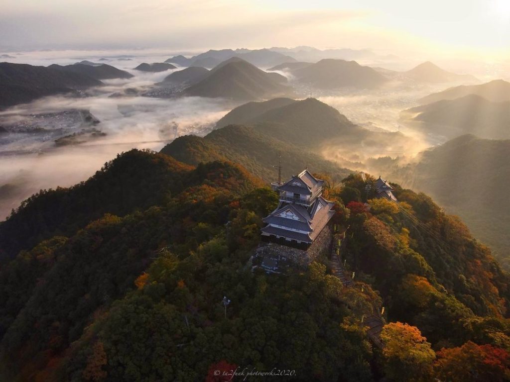 Visit Japan: Floating above the sea of clouds.
Sitting atop Mt. Kinka, Gifu Castle in Gifu P… Floating above the sea of clouds.
Sitting atop Mt. Kinka, Gifu Castle in Gifu P...