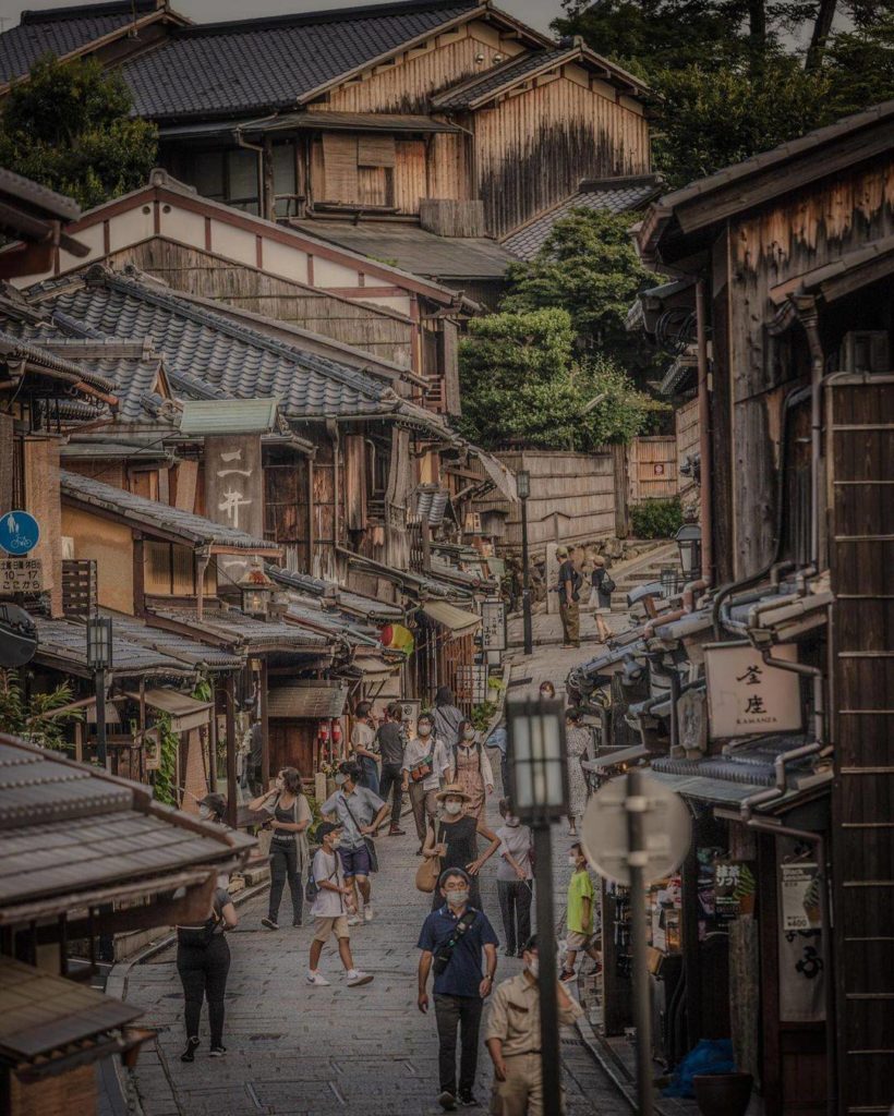 A masked-up Ninenzaka 
: @sakuro_o_o
-----⁣⠀
Ninenzaka, #Kyoto
.⁣⠀
.⁣⠀
.⁣⠀
.⁣
#J...