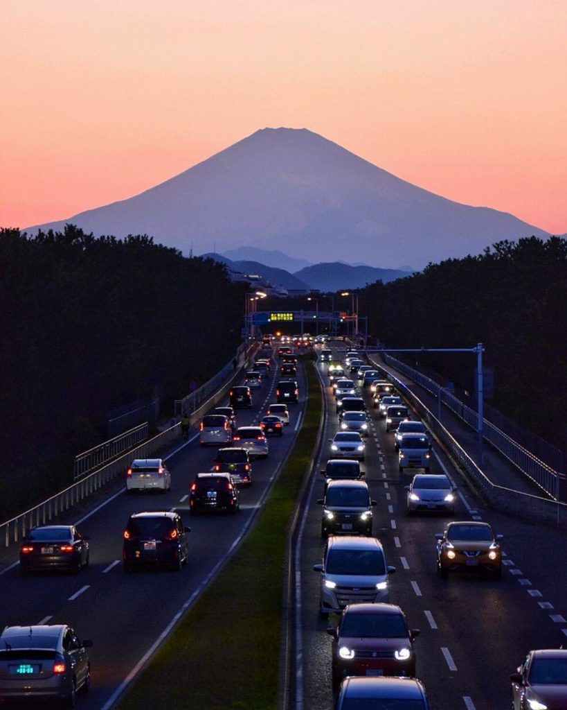 Think we'd be okay getting stuck in a little bit of traffic with views like thes...