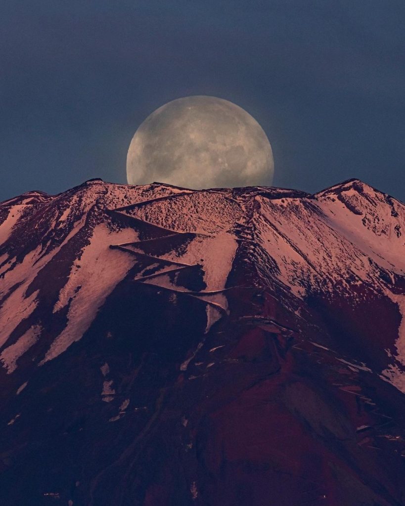 Visit Japan: Play a game of peekaboo with the moon!
This superb shot showcases the summit of … Play a game of peekaboo with the moon!
This superb shot showcases the summit of ...