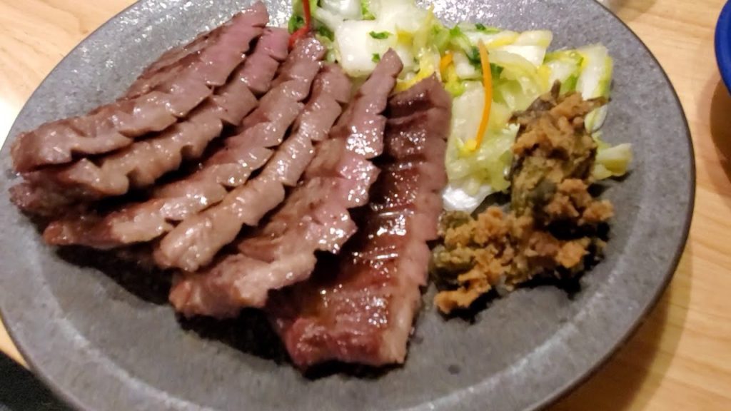 牛タンが名物の仙台でも人気な老舗『味の牛たん喜助』で注文した、「特切り厚焼定食」を味わう前に眺める！(View of  Ox tongue  in Sendai, JAPAN)