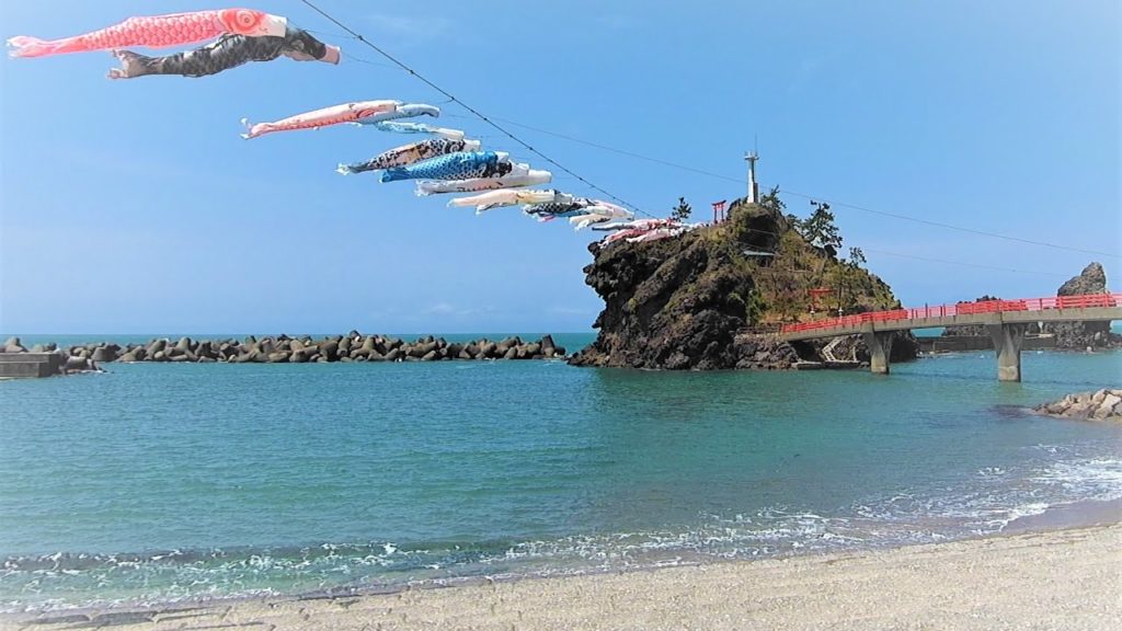 新潟県 糸魚川市 能生  鯉のぼりが舞う弁天岩  Feiyu pocket  4K 60fps