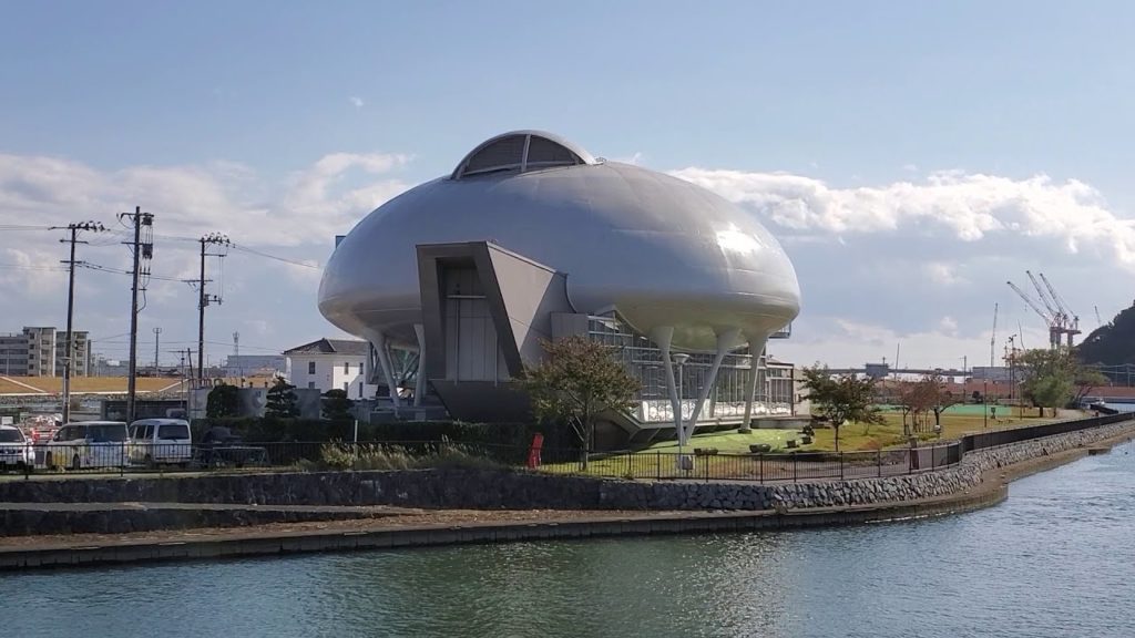 石巻市にある『石ノ森萬画館』は、このように川沿いに建つ宇宙船のように見える建物！(View of Ishinomori Manga Museum in Ishinomaki, JAPAN)