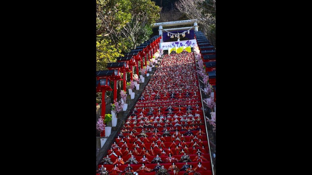 Japan Travel: Doll Festival 1800 Dolls on 60 Shrine Steps – Hina Matsuri Tomisaki Shrine 雛祭り 勝浦市 Japan Travel: Doll Festival 1800 Dolls on 60 Shrine Steps - Hina Matsuri Tomisaki Shrine 雛祭り 勝浦市