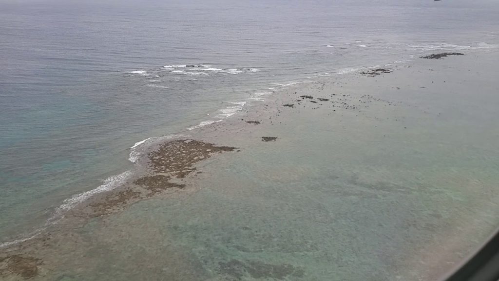 那覇空港に段々と近づいて行く飛行機から見える景色！(View of Landing at Naha Airport in Okinawa, JAPAN)
