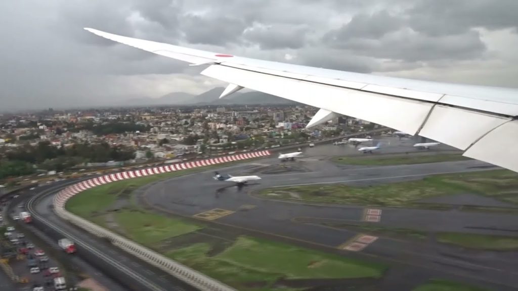 Amazing Landing of Boeing 787 in Mexico City Airport Amazing Landing of Boeing 787 in Mexico City Airport