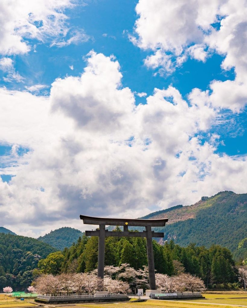 Visit Japan: The largest Torii gate in the world.
Standing tall at just under 34m (111 feet),… The largest Torii gate in the world.
Standing tall at just under 34m (111 feet),...