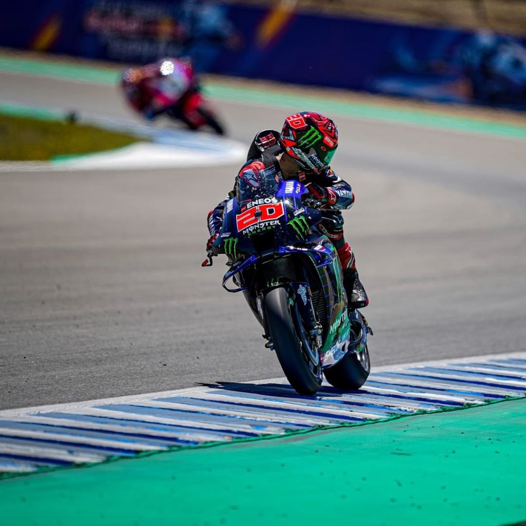 The moment @fabioquartararo20 realised he was in trouble... 

But we admire him ...