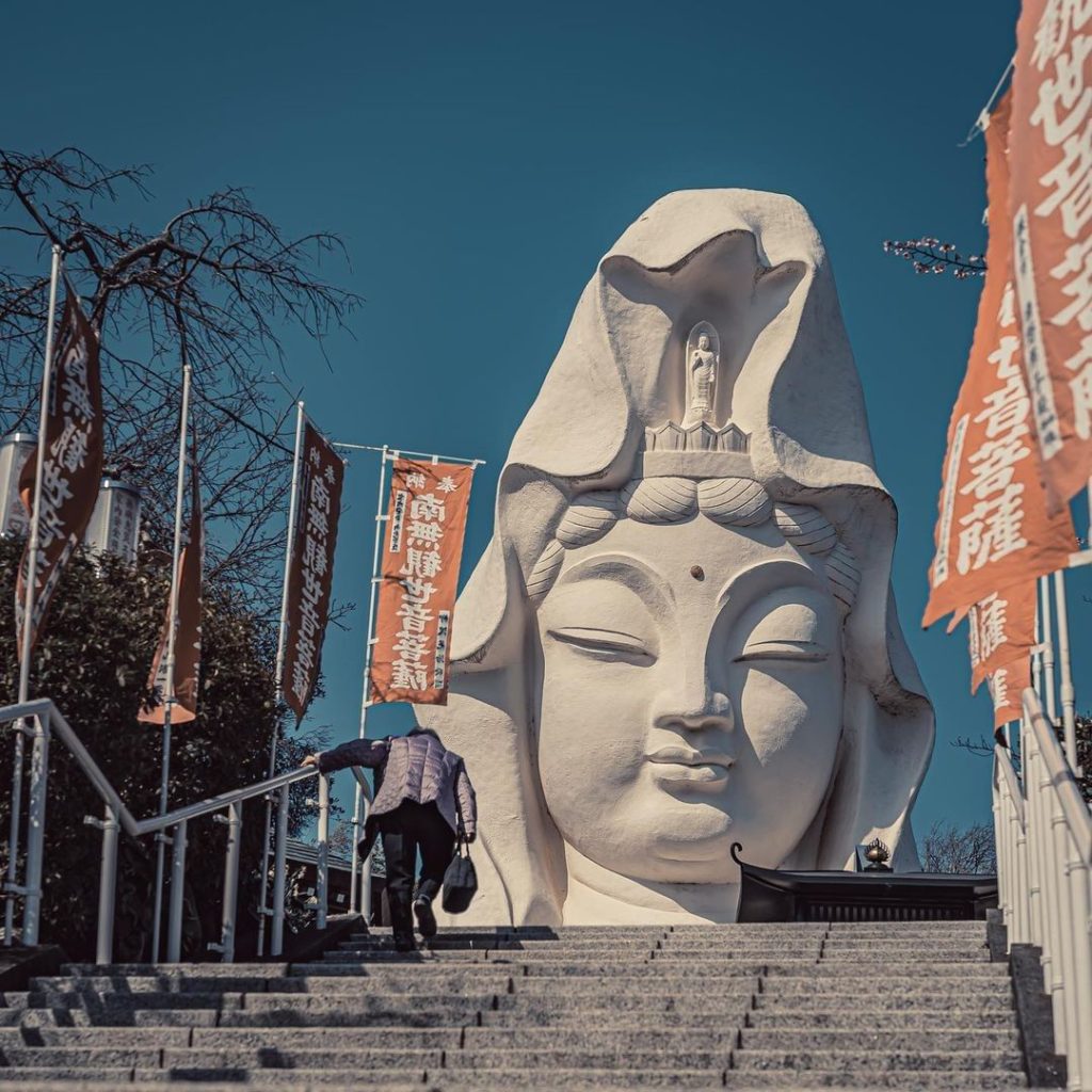 In a calm gaze 
The construction of the statue at Ofuna-Kannon-ji Temple in Kama...