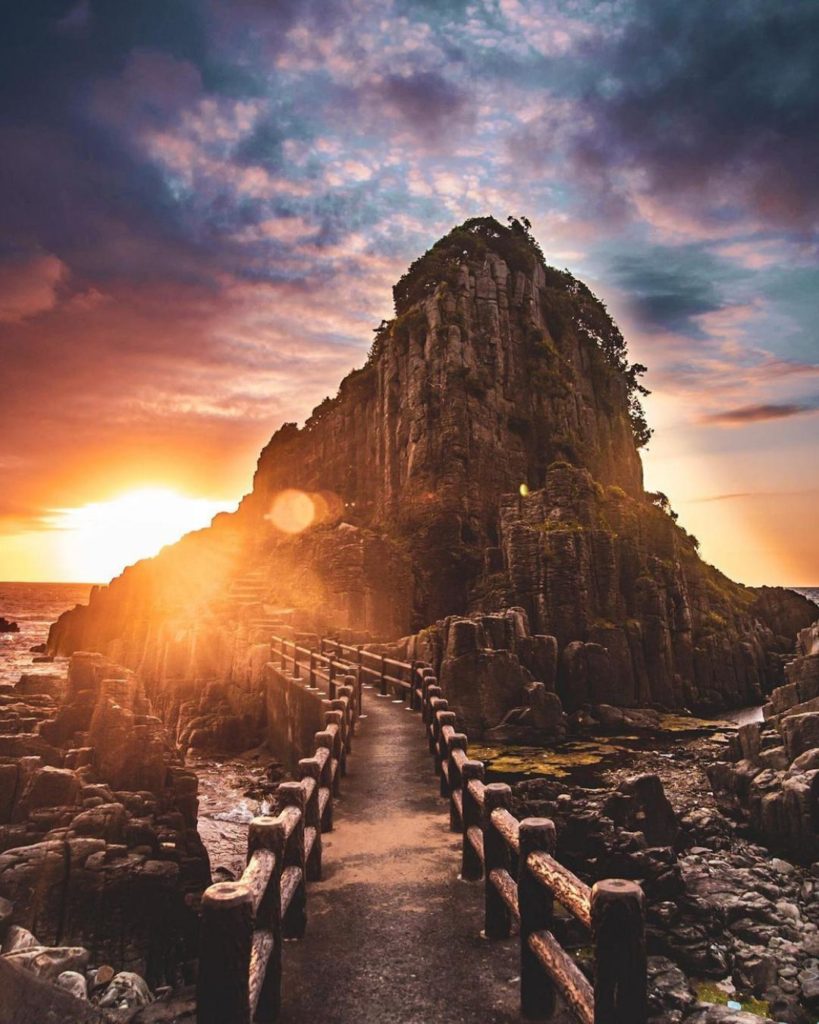 Visit Japan: What a glorious sunset! Let us introduce you to the rocky outcrop of Hokojima, … What a glorious sunset! Let us introduce you to the rocky outcrop of Hokojima, ...