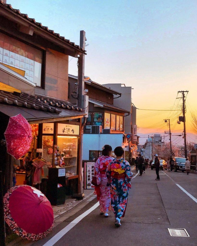Sunset on the streets of Kyoto 
: @santiuu
-----⁣⠀
Kyoto, #Japan
.⁣⠀
.⁣⠀
.⁣⠀
.⁣
...