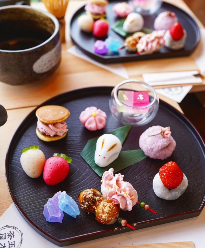 Food that looks too pretty to eat! How gorgeous are these Japanese sweets from K...