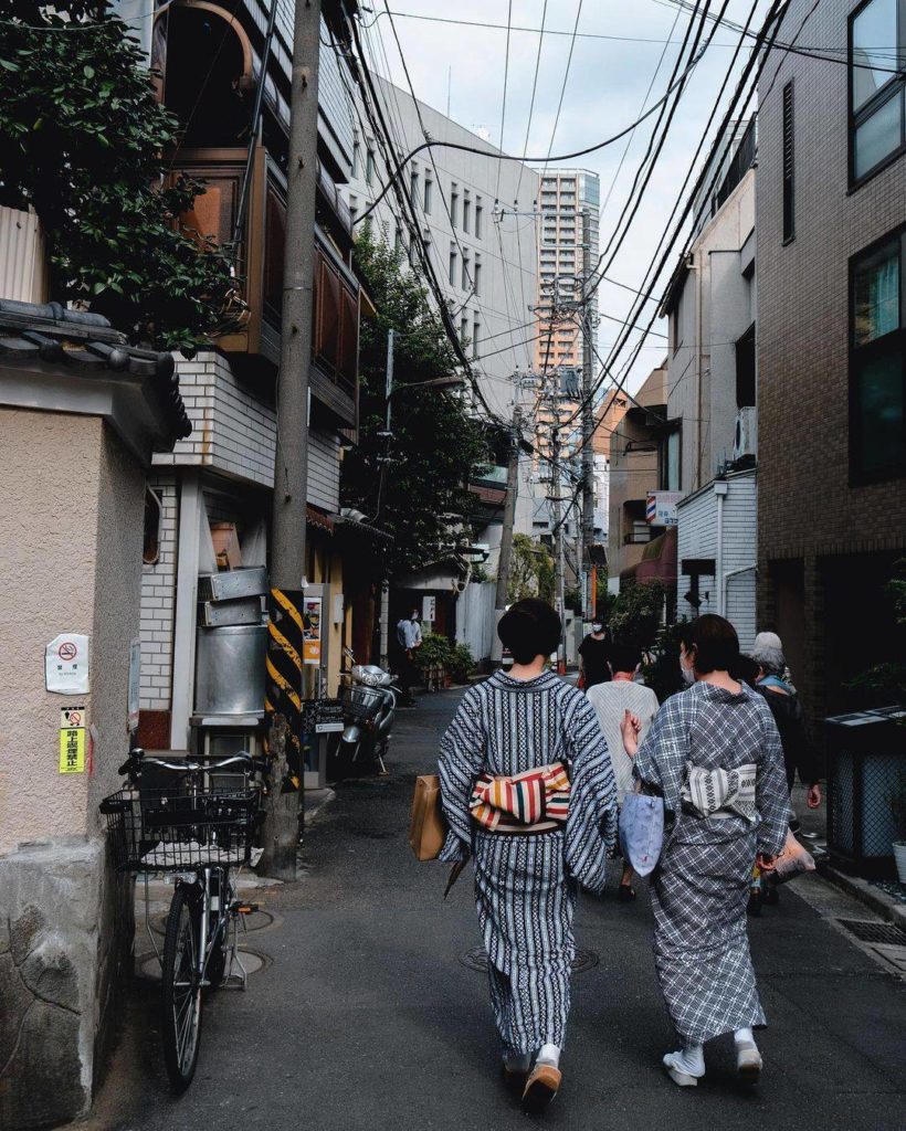 Everyday moments on the streets of Tokyo 
: @lu.xish
-----⁣⠀
#Tokyo, Japan
.⁣⠀
....