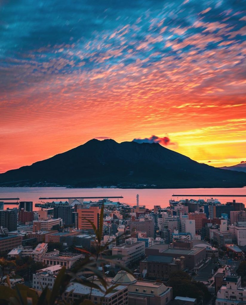Japan Travel: Sunsets over Sakurajima 
: @yako_flpr3
—–⠀
Sakurajima, #Kagoshima
.⠀
.⠀
.… Sunsets over Sakurajima 
: @yako_flpr3
-----⠀
Sakurajima, #Kagoshima
.⠀
.⠀
....