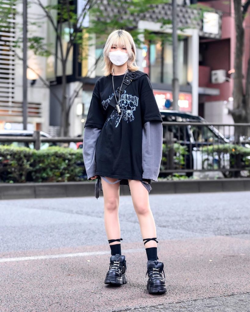 18-year-old Neu (@neu____mm) on the street in Harajuku wearing oversized fashion...